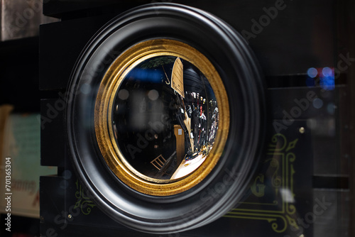 Obraz na płótnie Reflet de cannes et parapluies dans un miroir rond ancien d'une boutique de décoration et accessoires pour gentlemen. w salonie