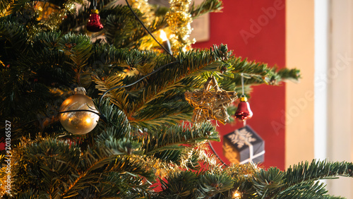 Weihnachtlicher Tannenbaum mit Dekoration