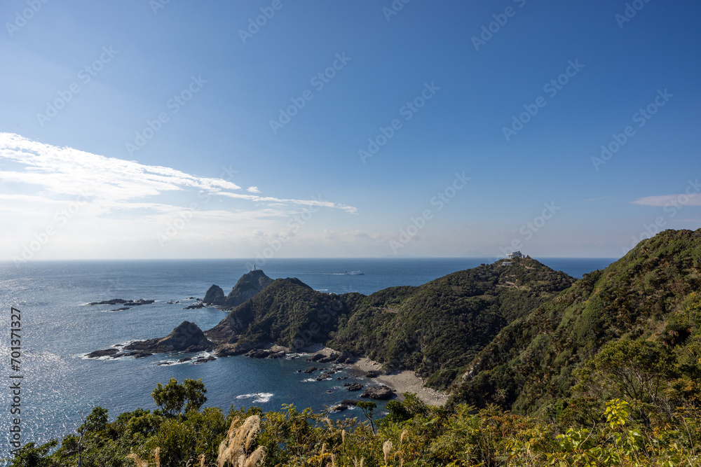 日本の本土最南端、佐多岬と沖合いを進む船 日本の本土最南端、佐多岬と沖合いを進む船