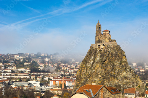 Église Saint-Michel d’Aiguilhe, près du Puy-en-Velay en Auvergne, dominant la ville sur son rocher dans un écrin de brouillard photo