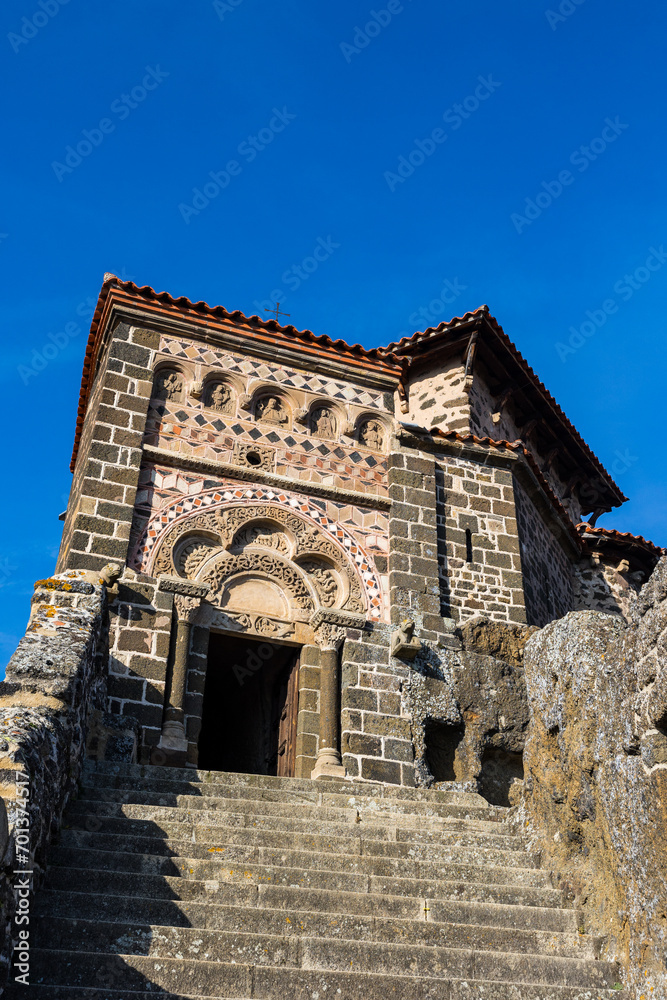 Portail d’entrée, surmonté d’un arc trilobé et de mosaïques de pierres polychromes, de l’Église Saint-Michel d’Aiguilhe, près du Puy-en-Velay en Auvergne