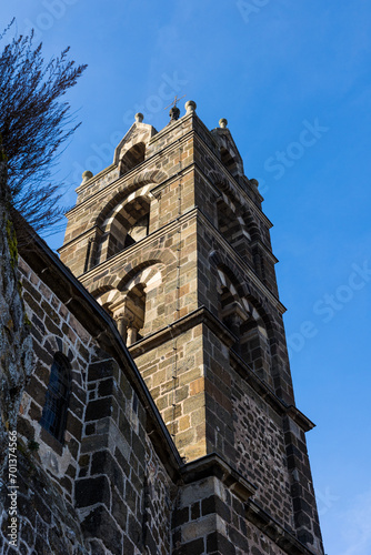 Clocher de l’Église Saint-Michel d’Aiguilhe construite au sommet d’un rocher basaltique en forme d’aiguille près du Puy-en-Velay en Auvergne