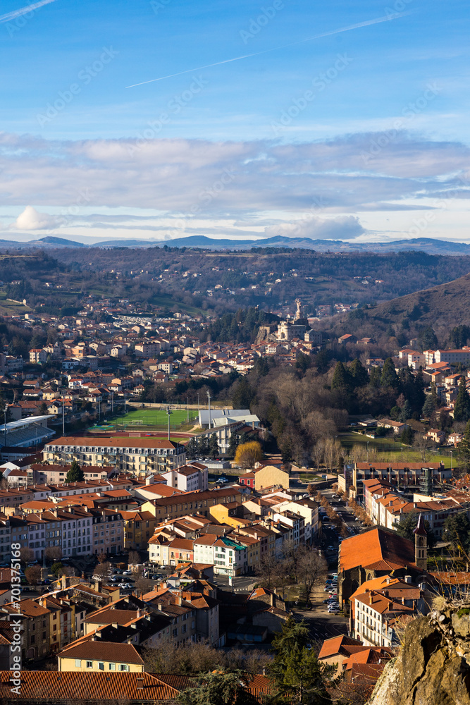 Panorama sur l’ouest de la ville et le Sanctuaire de Saint-Joseph-de-Bon-Espoir depuis le Rocher Corneille au Puy-en-Velay en Auvergne