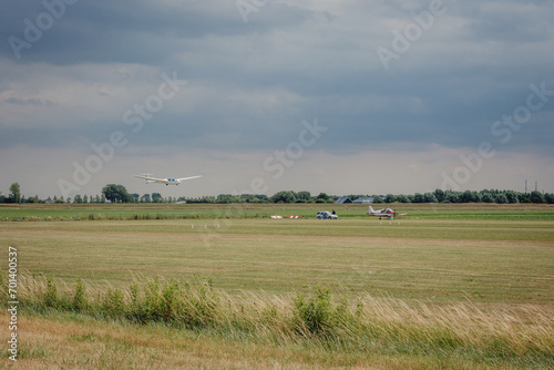 Segelflugzeug landet auf einem Segelflugplatz in den Niederlanden