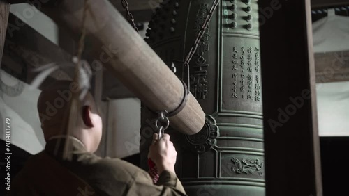 除夜の鐘をつく和尚の動作
