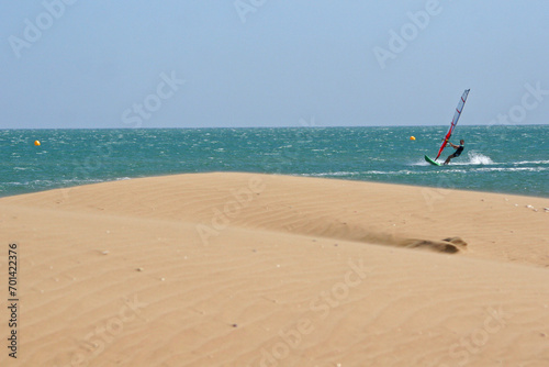 Windsurf Gruissan,  plage Gruissan, tramontane Aude spot de vitesse planche à voile Occitanie Languedoc Roussillon plage des chalets sports de glisse
