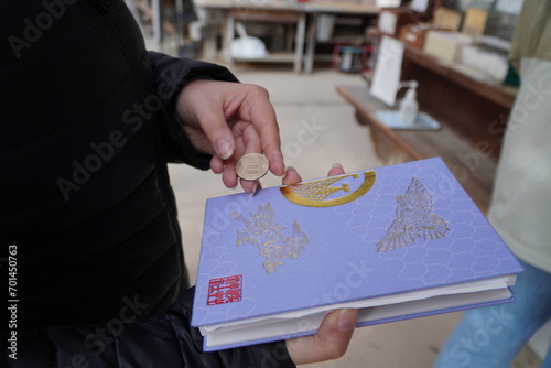 książka goshuin japońska do zbierania pieczątek i moneta yen photo