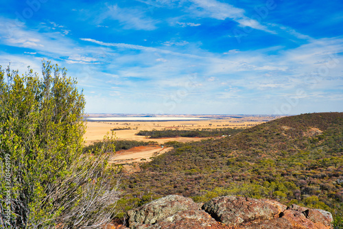 Foto View over forested hills, wheat fields and the salt lake Lake Hinds from the Mt