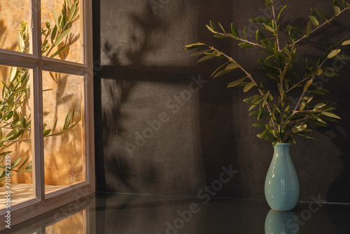 Espace vide sur le plan de travail d'une cuisine dans une maison Provençale avec les rayons du soleil. Ombre de la lumière du jour par la fenêtre.