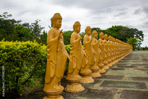Vista parcial de 108 estátuas representando o Buda. Templo budista Chen Tien. Foz do Iguaçu, Paraná. Brasil.