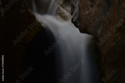 acqua effetto seta tra le rocce 