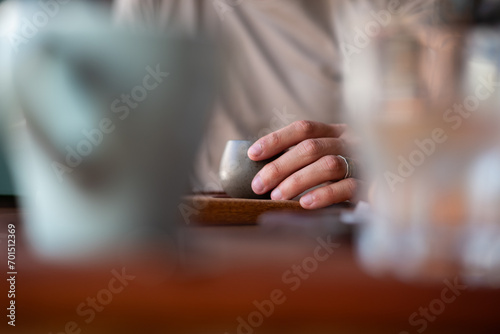 bebiendo cafe
