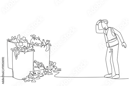 Φωτογραφία Single one line drawing trash man scratched his head looking at several trash cans full