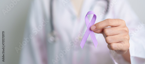 Foto Doctor with purple ribbon for world cancer day, lupus, Pancreatic, Esophageal, T