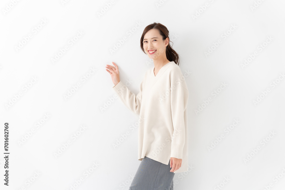 カジュアルな服装の女性 ポートレート カジュアルな服装の女性 ポートレート