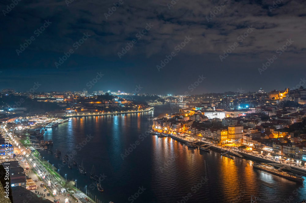 Veduta notturna della città di Porto in Portogallo