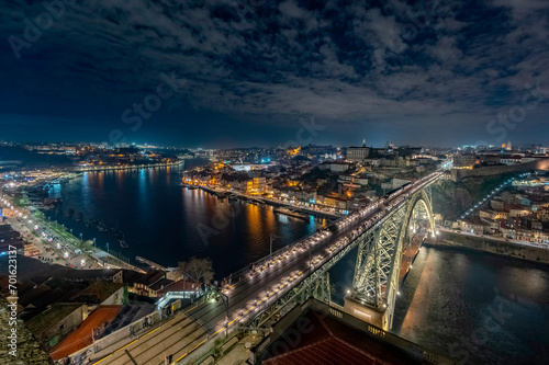 Veduta notturna della città di Porto in Portogallo © vpardi