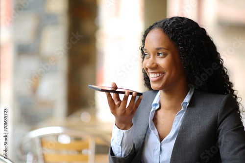 Quadro su tela Happy black executive dictating message on phone