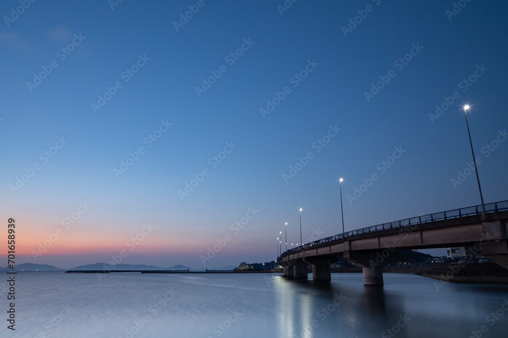 夜明け前の海と橋