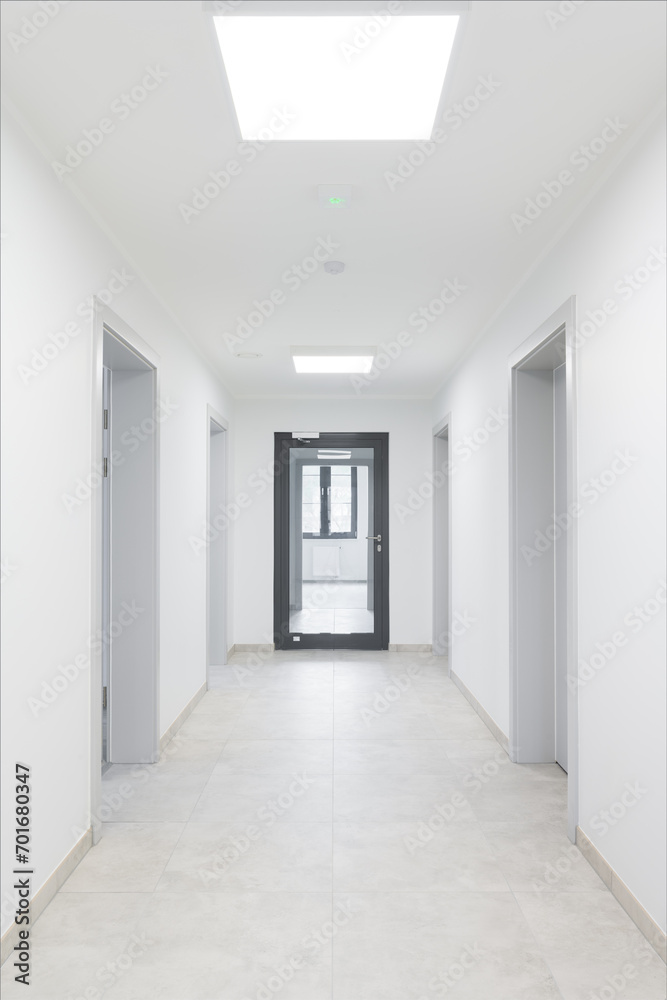 Biały korytarz w nowoczesnym biurze budynku - obrazy, fototapety, plakaty 