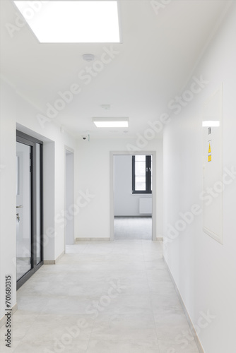 Biały korytarz w nowoczesnym biurze budynku