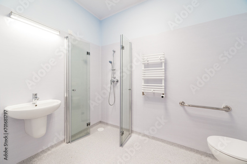 Zupełnie nowa toaleta/łazienka w szpitalu/klinice © Robert