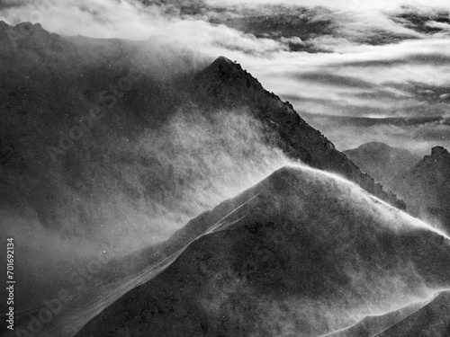 Bergpanorama bei Föhnsturm in den Alpen