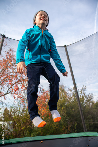 Junge beim Trampolin springen locker photo