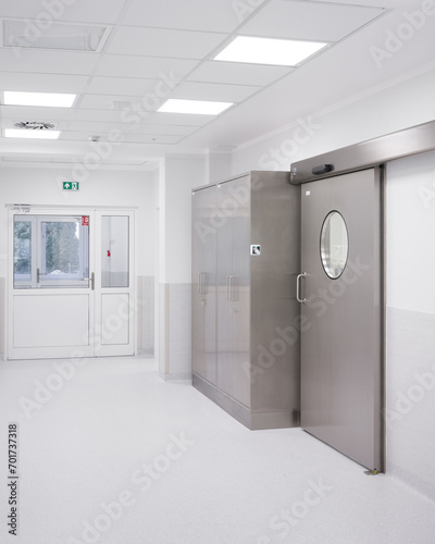 Zupełnie nowy wnętrze korytarza w szpitalu/klinice, wyposażony w nowe meble