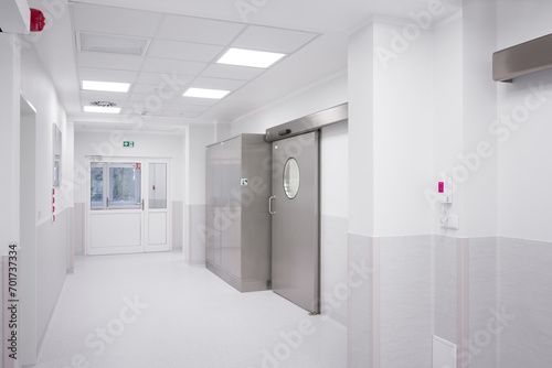Zupełnie nowy wnętrze korytarza w szpitalu/klinice, wyposażony w nowe meble © Robert