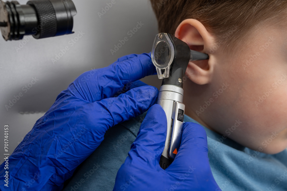 Φωτογραφία close view, otolaryngologist's office, ear examination of a girl, a boy, ear plu