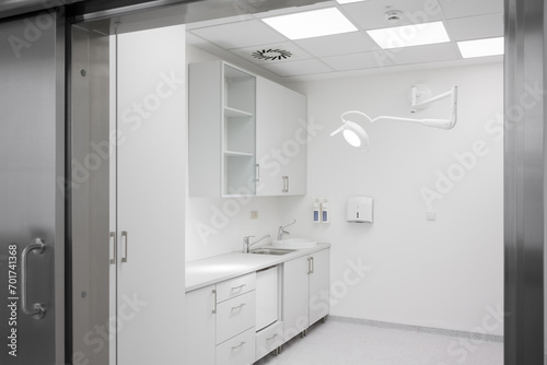 Zupełnie nowy gabinet medyczny w szpitalu/klinice, wyposażony w nowe meble © Robert