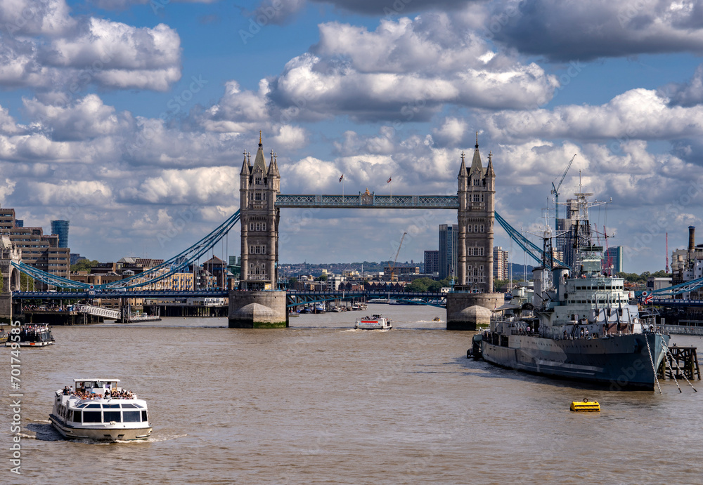 Obraz premium Tower Bridge with blue sky and clouds