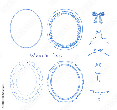 水彩タッチのオーバル型シンプルな飾り枠のセット［縦型・青・リボン・円］