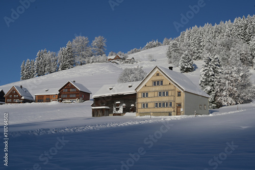 Wohnhaus und Stall in Winterlandschaft, Kt. Appenzell Ausserrhoden, Schweiz © tauav