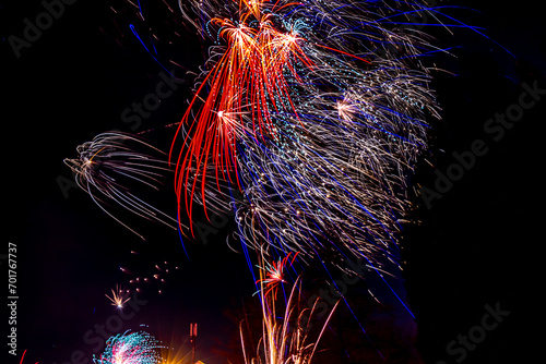 Farbenfrohes Silvester-Feuerwerk in originaler Umgebung mit schwarzen Bereichen