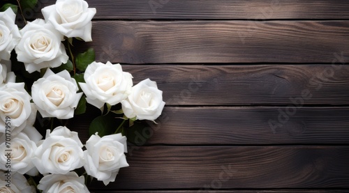 Roses de couleur blanche sur un fond en bois avec espace pour ajouter du texte