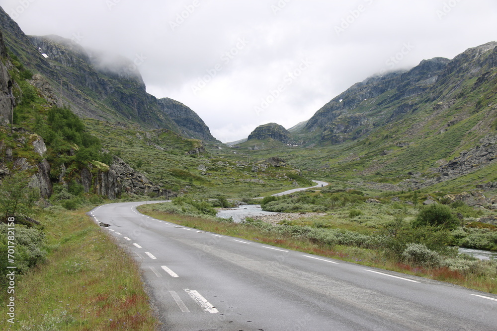 Naklejka premium road in the Norway mountains