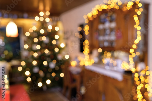 Weihnachtliche Raumszene mit Weihnachtsbaum, Lichterketten, Lampen und Kerzen - in abstrakter Unschärfe
