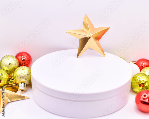 Imagen de una estrella navideña aislada en un fondo blanco con decoraciones ideal para festejos o fondos 