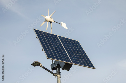 Fotowoltaiczny panel z turbiną wiatrową generujący darmową energię.