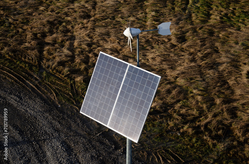 Fotowoltaiczny panel z turbiną wiatrową generujący darmową energię