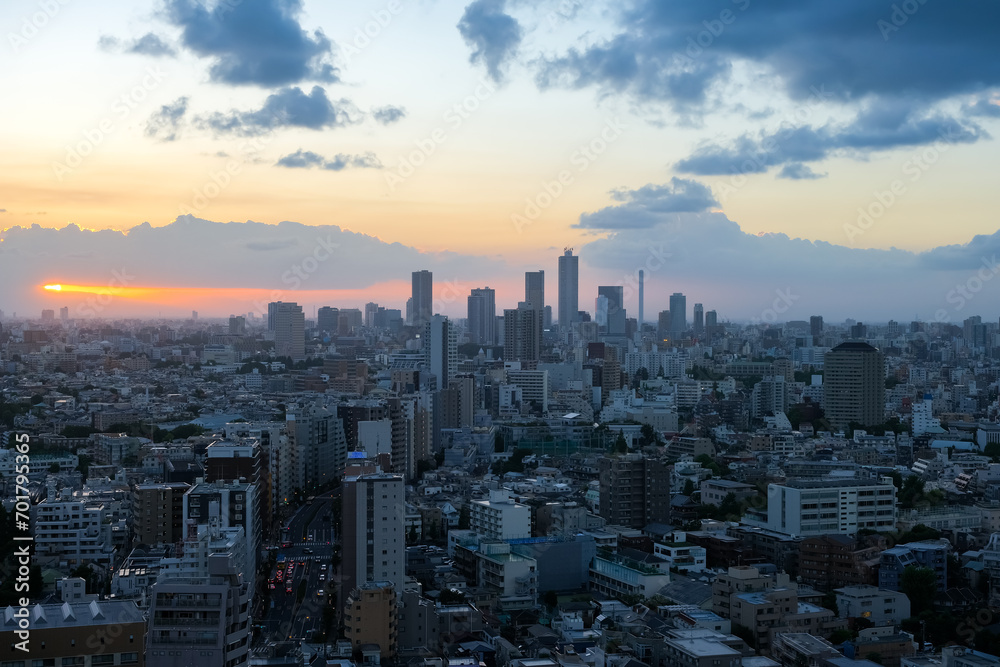 Fototapeta premium 東京都 文京シビックセンター展望ラウンジから見る夕暮れの街並み 池袋方面