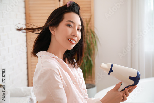 Pretty young Asian woman dr...