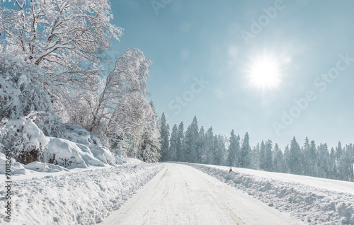 Strasse in einer verschneiten Winterlandschaft