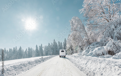 Camper auf einer Strasse im winter mit Schnee