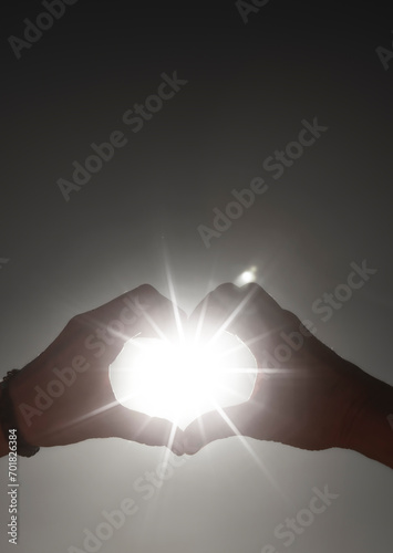 Sonnenstrahlen durch Hände die ein Herz formen