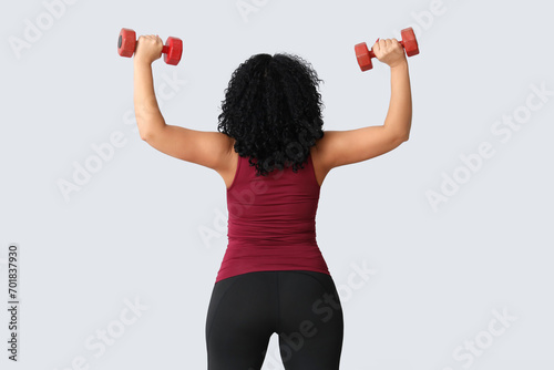 Sporty adult woman exercisi...