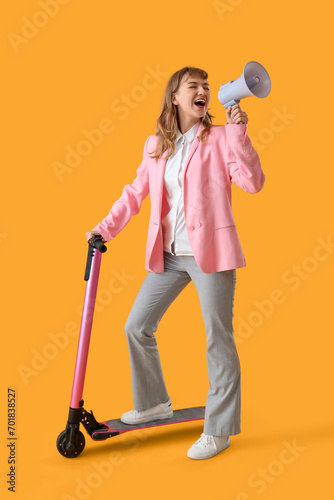 Portrait of businesswoman w...