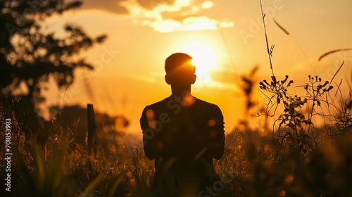 Foto Silhouette of a praying man against the background of sunrise